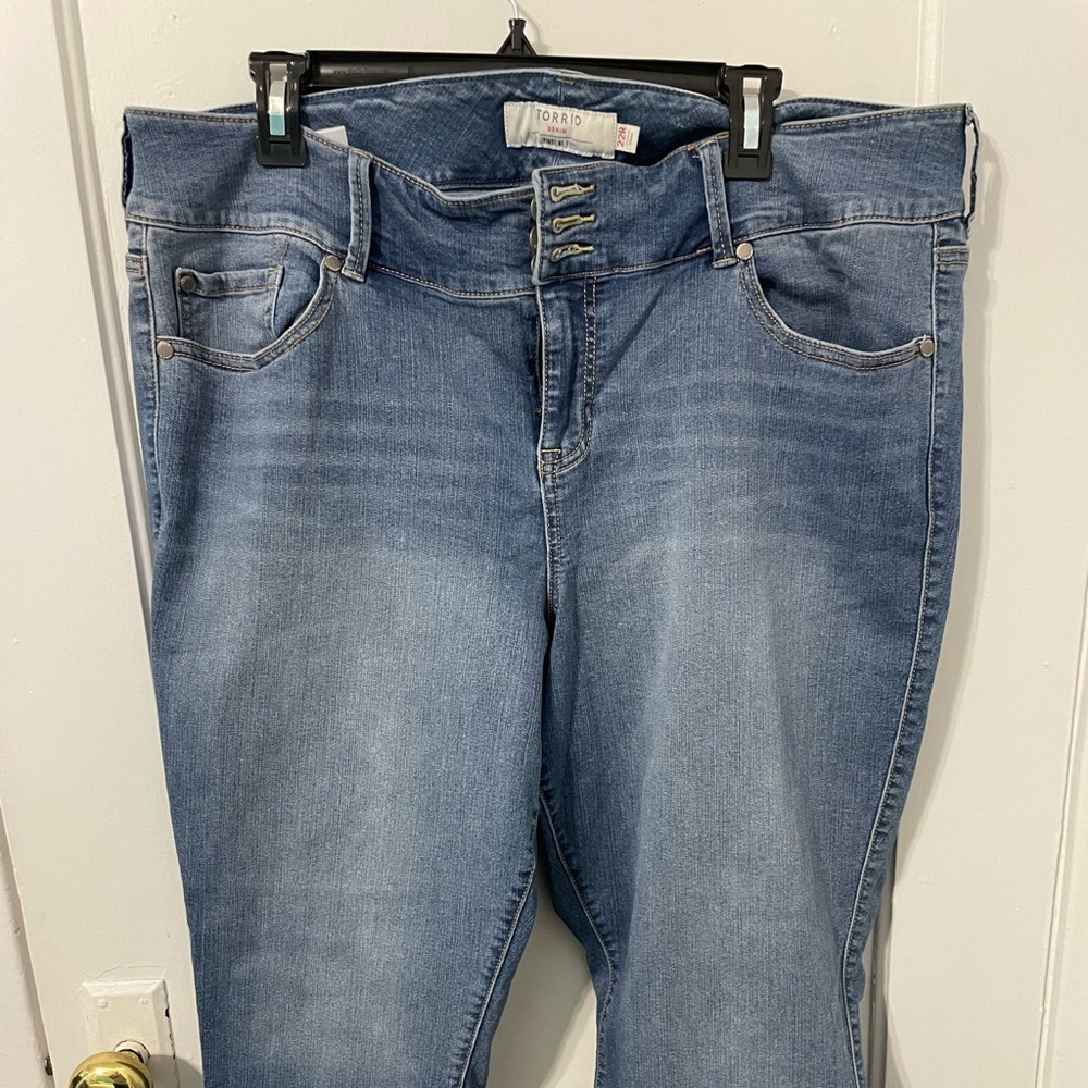 Torrid 22R Light Wash Jeggings